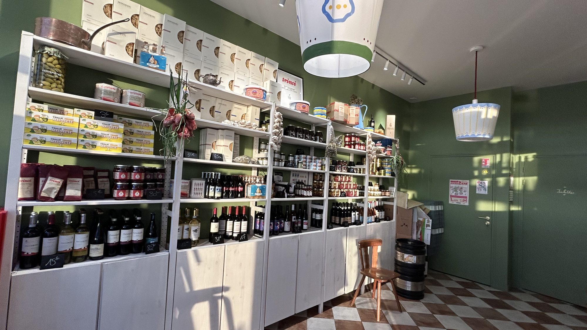 Toscanacci Italian deli in Pantin: wines, preserves, pasta and Italian products on the shelves, checkerboard floor