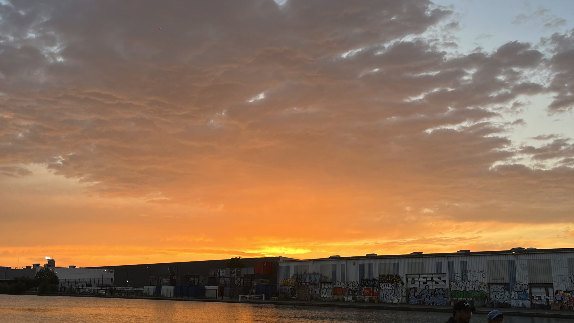 Sunset over the Canal de l’Ourcq in Pantin: dinner outdoors and deckchairs by the water, a stone’s throw from Toscanacci